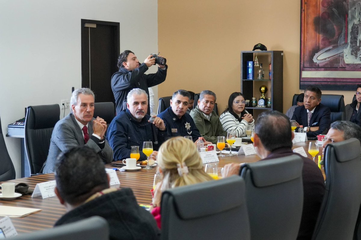 pepechedrauimx's tweet photo. En equipo impulsamos acciones estratégicas que permitan construir un estado y una ciudad con paz para todas y todos.

Bajo el liderazgo del Gobernador @armentapuebla_, quien encabeza la Mesa de Coordinación Estatal para la Construcción de Paz y Seguridad, arrancamos el año fortaleciendo el trabajo conjunto por una #Puebla cada vez más segura.
