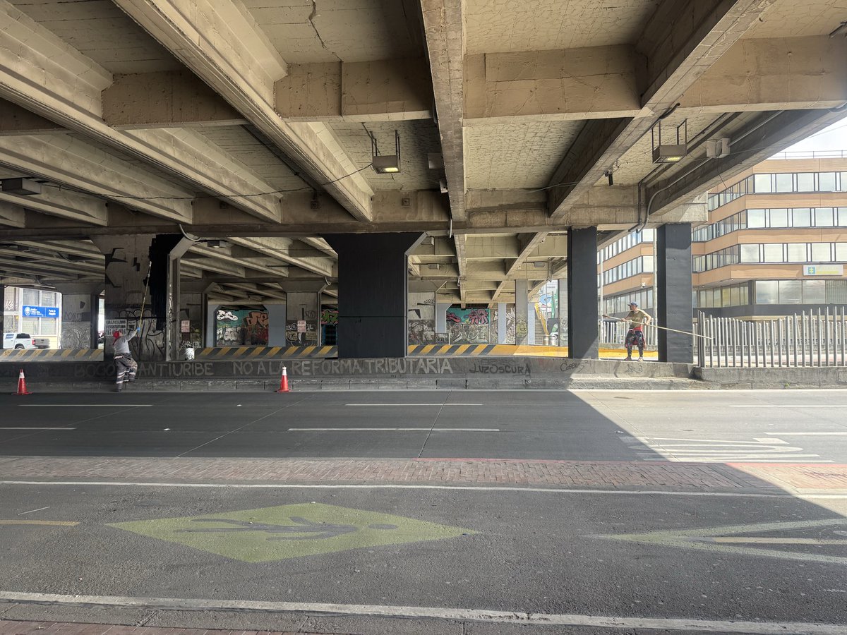 📍 Bajopuente calle 13 con carrera 30 #PuentesQueUnen
Con labores de limpieza y pintura transformamos puntos grises en entornos más agradables para quienes transitan a diario. A través del arte, los defensores del espacio público cumplen la instrucción del alcalde <a href="/CarlosFGalan/">Carlos F. Galán</a>