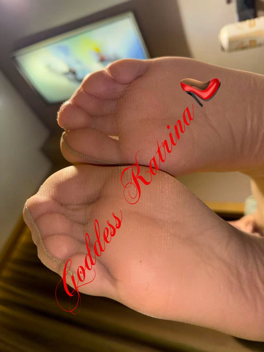 GoddessKatrin13's tweet photo. 喜欢调教畜生是喜欢享受它对我的崇拜
看着它放下人权 卖力的取悦我
生活化伺候是必不可少的 我在工作的时候享受着贱畜的侍奉 你在脚下仰视着圣足 脱下鞋子在你眼前晃脚 训练你的崇拜 你只能盯着看 不能闻 什么时候彻底忍不住了 告诉我想当畜生了 那一刻就是对你的洗礼
#洗脑调教 #恋足调教 #贞操控制 https://t.co/ZtjnAlly2v