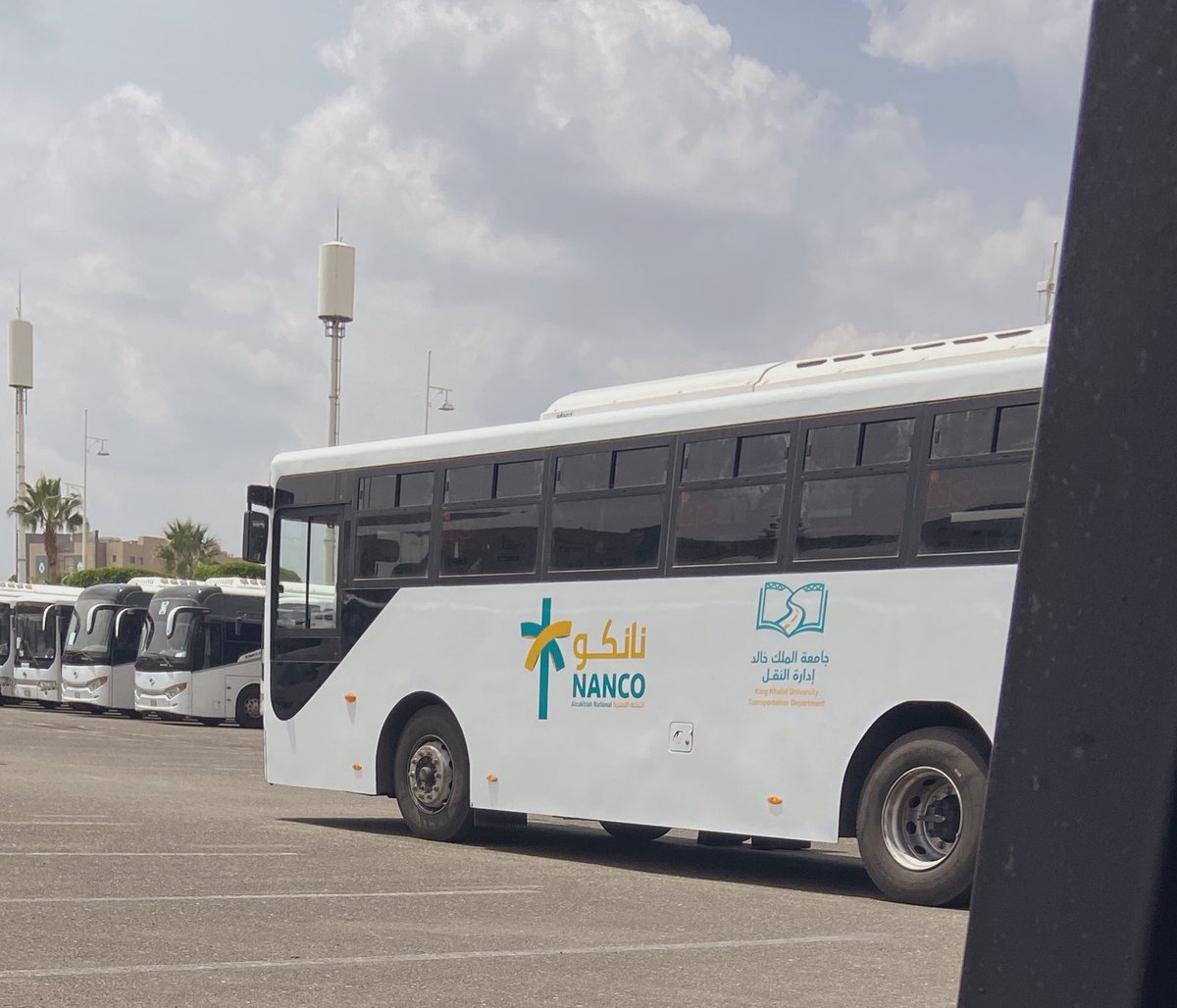 على رصيف الانتظار 🚍