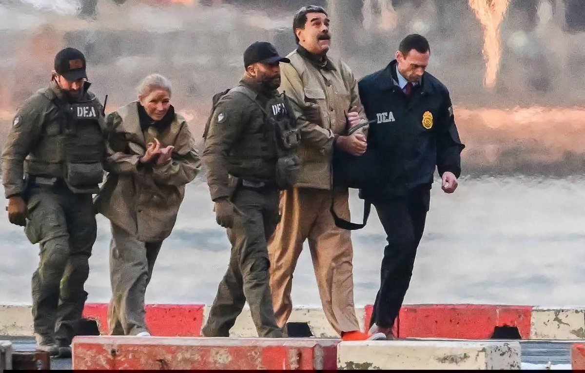 autruicomoi's tweet image. Un Président étranger kidnappé par l’Amérique est menotté et escorté exprès comme un criminel devant les caméras du monde pour être traîné devant la justice américaine. Il va y être jugé après avoir été inculpé par un procureur américain.

Le Droit est mort ! Vive l’anarchie !