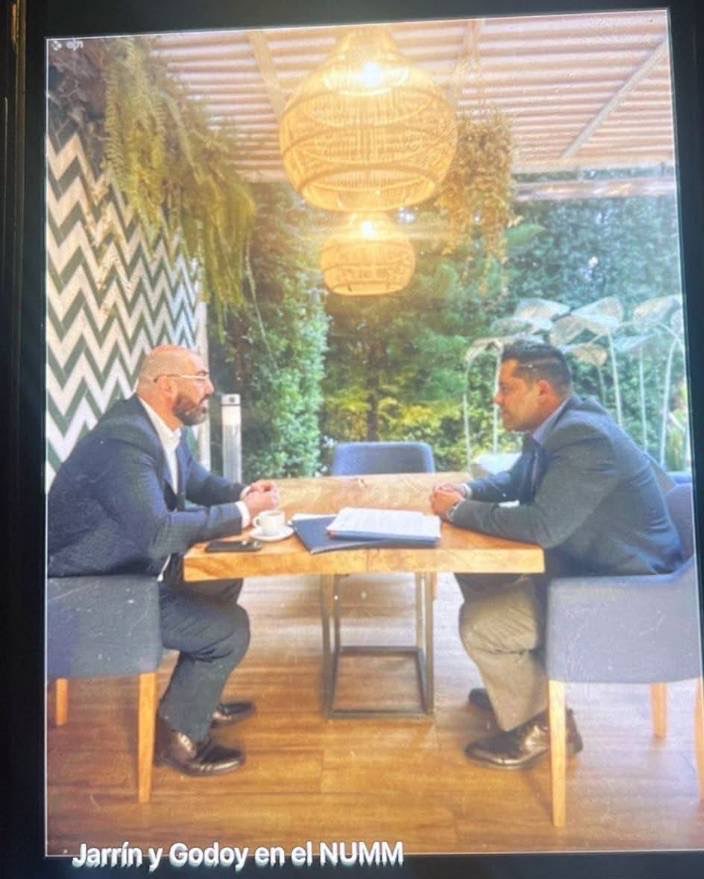 fuifandenoboa's tweet image. Alguien sabe que hacen Jarrín y Mario Godoy en cita romántica en un lujoso restaurante de Quito en este día que Godoy da la cara en la asamblea??