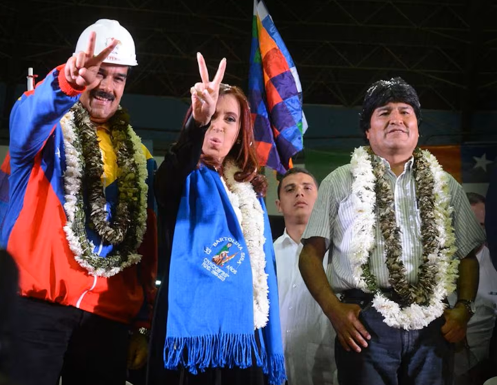 Guillejodar's tweet photo. @UrbanaPlayFM Ah perdon, ellos si y hasta pueden condecorarlo y brindarle honores https://t.co/TQokM0NFvt