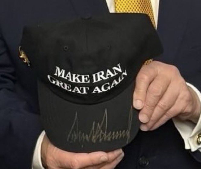 IranNewsAgency0's tweet photo. ⚡🇺🇸کلاه MIGA با نشان ملی شیروخورشید و امضای پرزیدنت ترامپ/تصویری از کلاه «Make Iran Great Again» با آرم شیر و خورشید منتشر شده که به امضای پرزیدنت ترامپ رسیده و در دستان او دیده می‌شود؛ نمادی سیاسی که حمایت از ایران پادشاهی و بازگشت هویت ملی را برجسته می‌کند.
#MIGAwithPahlavi https://t.co/Vz26xM7HNY