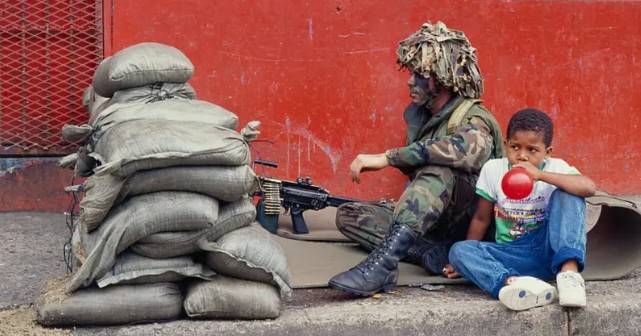 A propósito de lo que acaba de suceder en Venezuela, algo similar a la de la operación "causa justa" en Panamá, vean esta fotaza periodistica de 1990