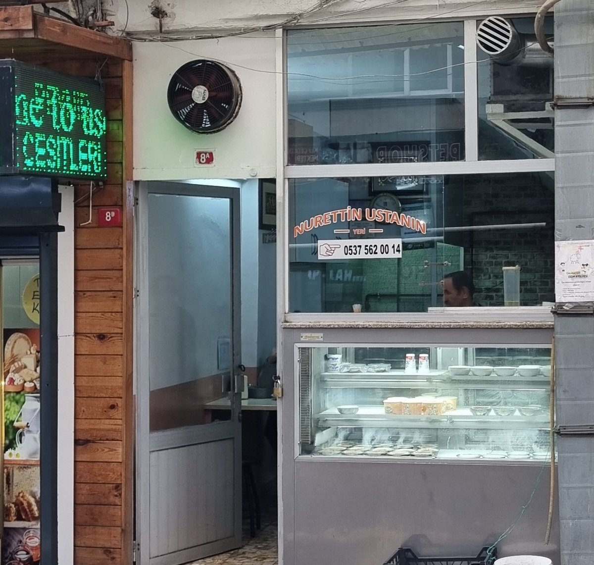 VarolCafer's tweet photo. Mekan tavsiye etmeyeli biraz oldu. Bu mekanı görünce tavsiye etmeden geçemedim. Üsküdar'da Ahmediye Camiine çok yakın bir mekan. Mekan küçük ve mütevazı. Şu ucuzlukta fiyat listesini Üsküdar'da başka hiç bir lokantada bulabileceğinizi sanmıyorum. İçecek olarak sadece su ve ayran var. Tatlılar eski tip kaselerde sunuluyor. Bir sütlaç söyledim. üzeri tarçınlı, metal kasede geldi. Üstü yanık sütlaç sevmediğim için çok beğendim. Komposto, aşure vesair tatlılarda çok lrzzetli duruyordu. Yemekler de gayet lezzetli idi. Türünün belkide son örneklerinden biri. Hala böyle mütevazı, kaliteli ve kapitalizmin öğütücü çarklarına karşı insan odaklı hizmet eden mekanların olması sevindirici.