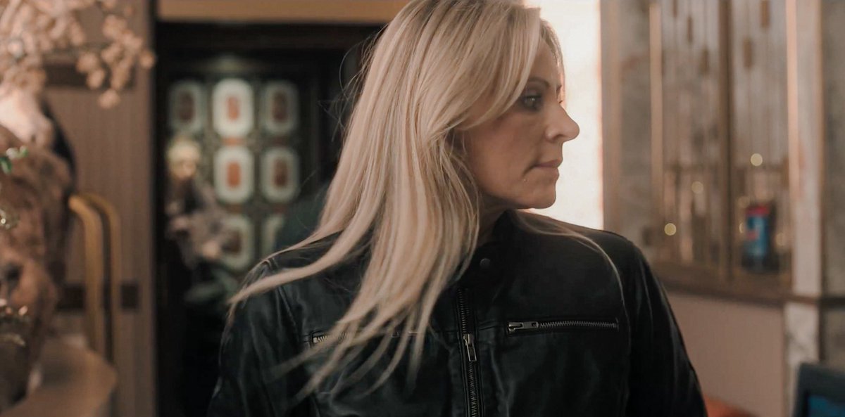 gretaglls's tweet photo. lisa in this leather jacket might be the hottest she has ever looked https://t.co/UoGJpHz1AV
