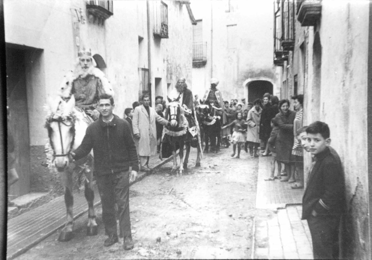 👑❄️Tot i la neu del matí, comencen a arribar SSMM els Reis d'Orient a la comarca. Ja els hem vist per Sant Joan de Mediona!
Que tingueu tots i totes una nit ben màgica i plena de regals🪄🎁
📷ACAP. Fons Salvem les Imatges. Arxiu fotogràfic de Mediona. Anònim