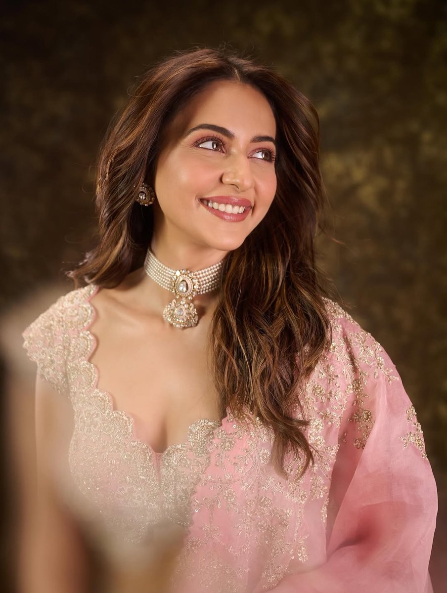 lunar_sun_cine's tweet image. 💗 Pink never misses when elegance leads the way.
@Rakulpreet makes it look effortless ✨🌸
#PinkPerfection #GraceInStyle