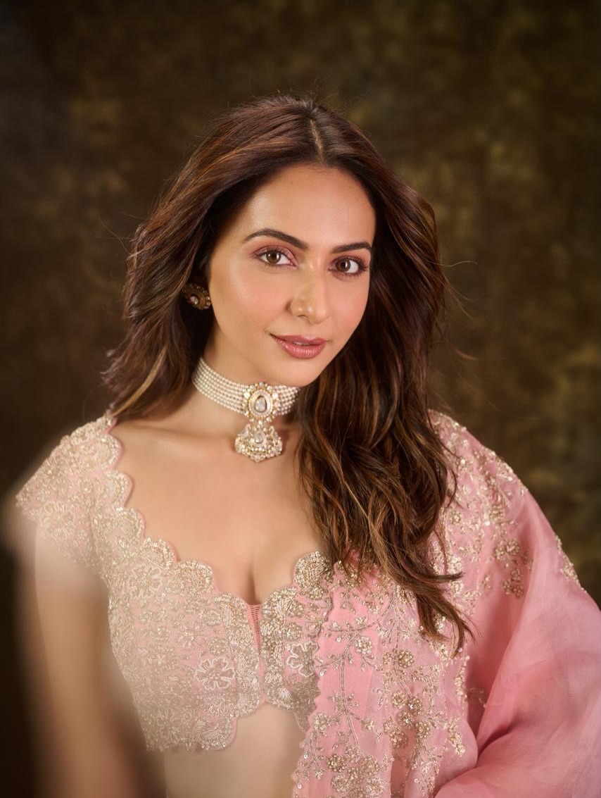 lunar_sun_cine's tweet image. 💗 Pink never misses when elegance leads the way.
@Rakulpreet makes it look effortless ✨🌸
#PinkPerfection #GraceInStyle