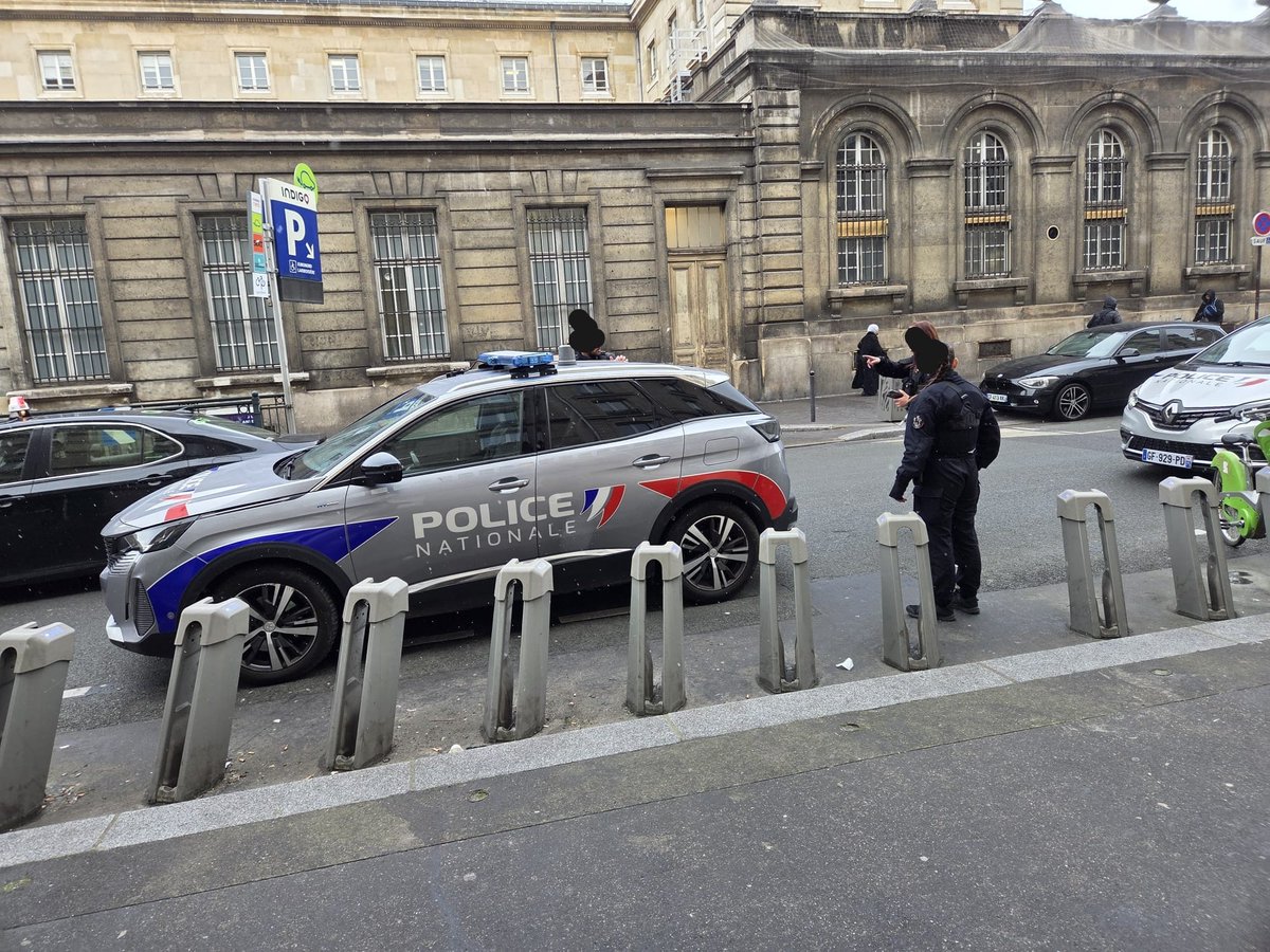 Aujourd'hui 14h : Police nationale mobilisée près de la salle de shoot, saisie de stupéfiants.
Voilà la réalité.
Où est la « tranquillité du quartier » vantée par ses promoteurs ? La réalité contredit le discours!
Cette salle de shoot n’a pas sa place en zone habitée.