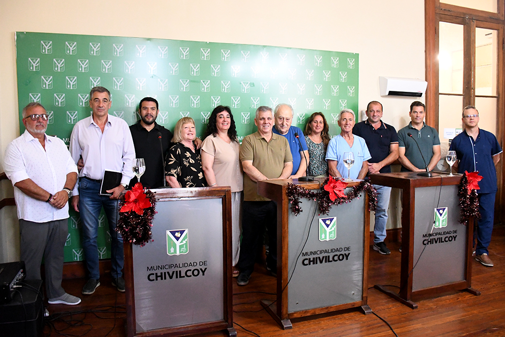 MuniChivilcoy's tweet image. 🔹 El intendente @BritosGuillermo hizo referencia a los principales ejes de gestión y obras, destacando el fortalecimiento del equipo de gobierno y el trabajo articulado entre las áreas municipales.

🗨️🗨️“Este equipo de gobierno está de pie, está para gestionar y seguir