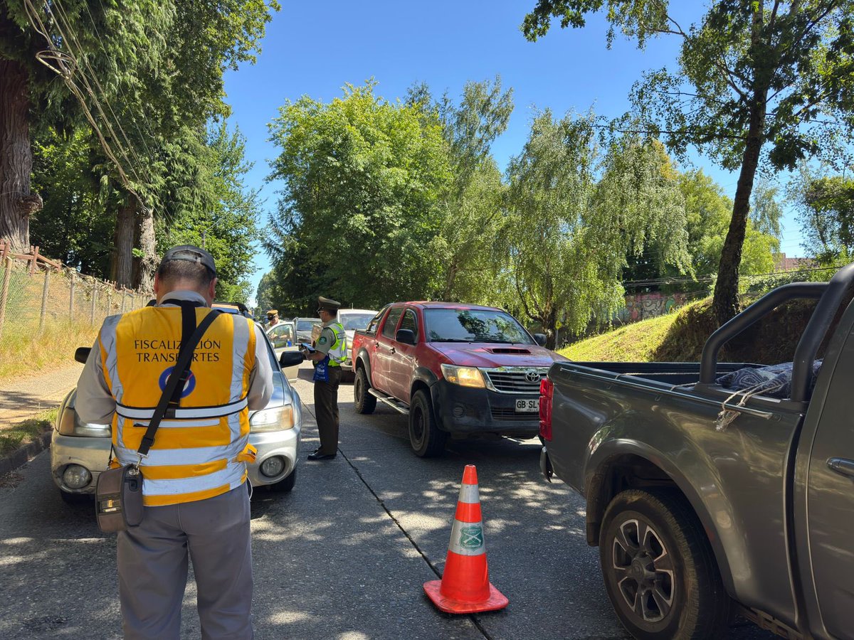 SENDALOSRIOS's tweet image. 🚫 Balance TOLERANCIA CERO – FIN DE AÑO

Apoyamos operativos de @CarabLosRios con nuestra 🚑 y personal médico para prevenir accidentes por conducir bajo los efectos de alcohol y otras drogas en la región 📍
✅ 563 Alcotest y Narcotest
🚗 6 conductores retirados de circulación