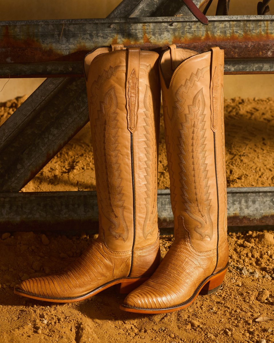 Lucchese1883's tweet photo. Tan Lizard. Reflecting the beauty found in repetition, resilience, and craft honed over time. https://t.co/s3a3AntojX