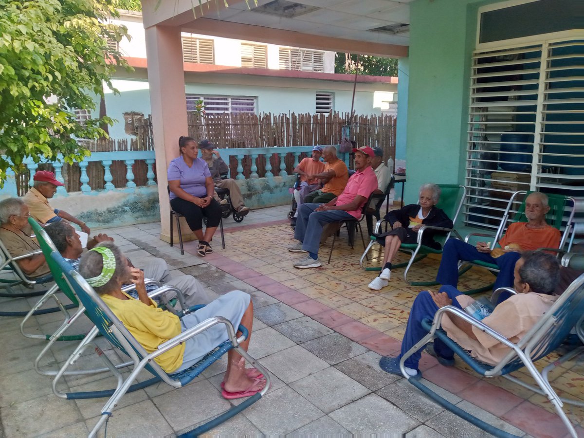 En el #HogarDeAncianosNiquero realizamos un matutino especial en el que condenamos el vil ataque de EEUU a #Venezuela y a su legítimo Presidente. Defender la causa de la Revolución Bolivariana es defender nuestro derecho a la independencia y la paz.
#CubaConVenezuela.