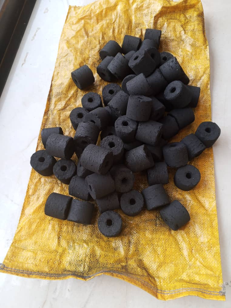 allen_namwase's tweet image. Hello X, here to present to you #DetraEnergy, #Briquettes that are made from Carbonized Agriculture wastes, this makes #Briquettes to burn longer, no smoke, &amp;amp; also plays a role of keeping our #CitiesClean. #EnergySaving, #CleanCooking, #Detra💡🛍️🚚
Thanks!✨
