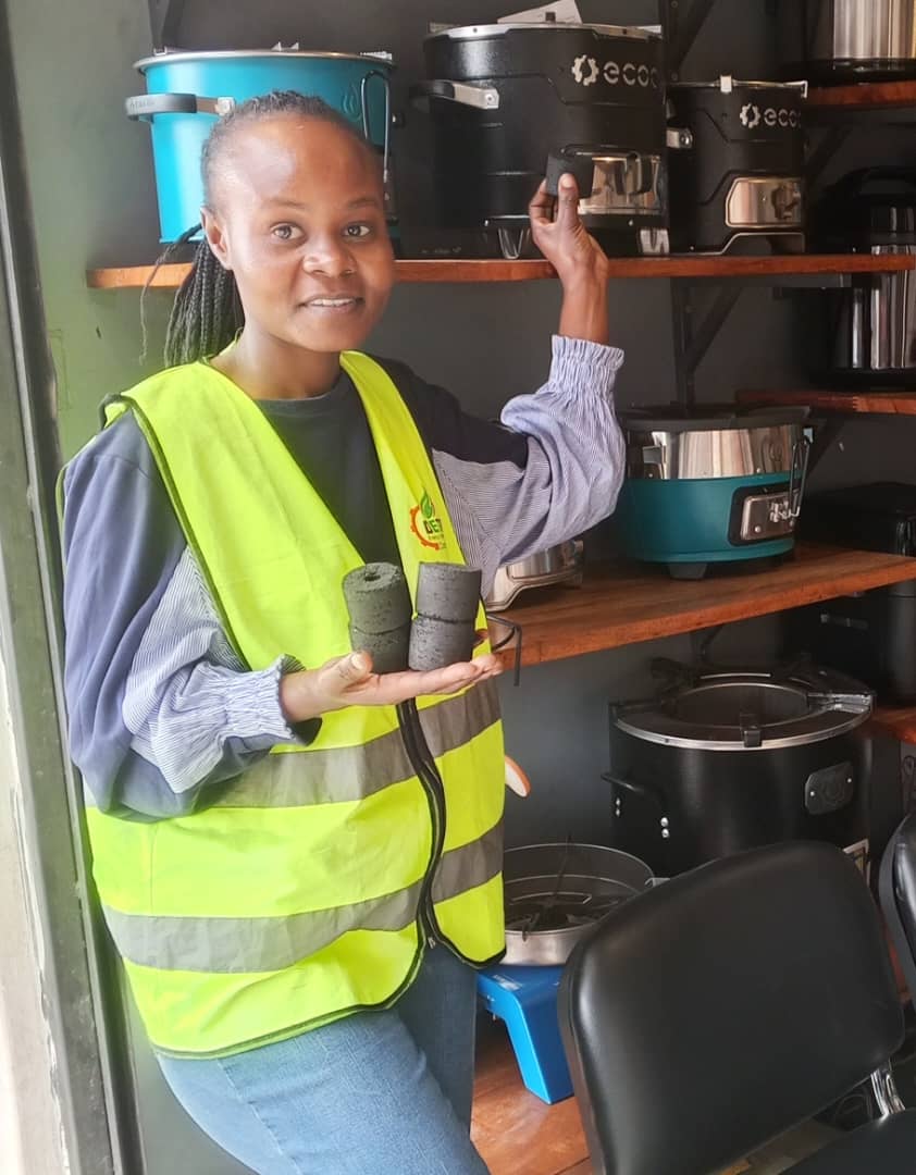 allen_namwase's tweet image. Hello X, here to present to you #DetraEnergy, #Briquettes that are made from Carbonized Agriculture wastes, this makes #Briquettes to burn longer, no smoke, &amp;amp; also plays a role of keeping our #CitiesClean. #EnergySaving, #CleanCooking, #Detra💡🛍️🚚
Thanks!✨