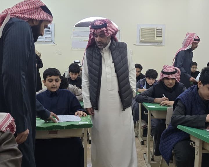 MOE_HHL's tweet image. زار مدير عام #تعليم_حائل مساء اليوم الاثنين متوسطة حي النقرة المحدثة لمتابعة سير الاختبارات، وذلك ضمن زيارات قيادات التعليم والإشرافية للاطلاع على انتظام العملية التعليمية واختبارات الفصل الدراسي الأول.