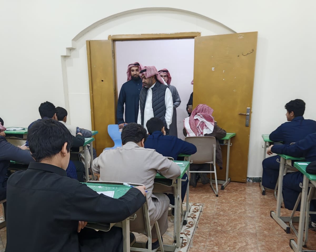 MOE_HHL's tweet image. زار مدير عام #تعليم_حائل مساء اليوم الاثنين متوسطة حي النقرة المحدثة لمتابعة سير الاختبارات، وذلك ضمن زيارات قيادات التعليم والإشرافية للاطلاع على انتظام العملية التعليمية واختبارات الفصل الدراسي الأول.