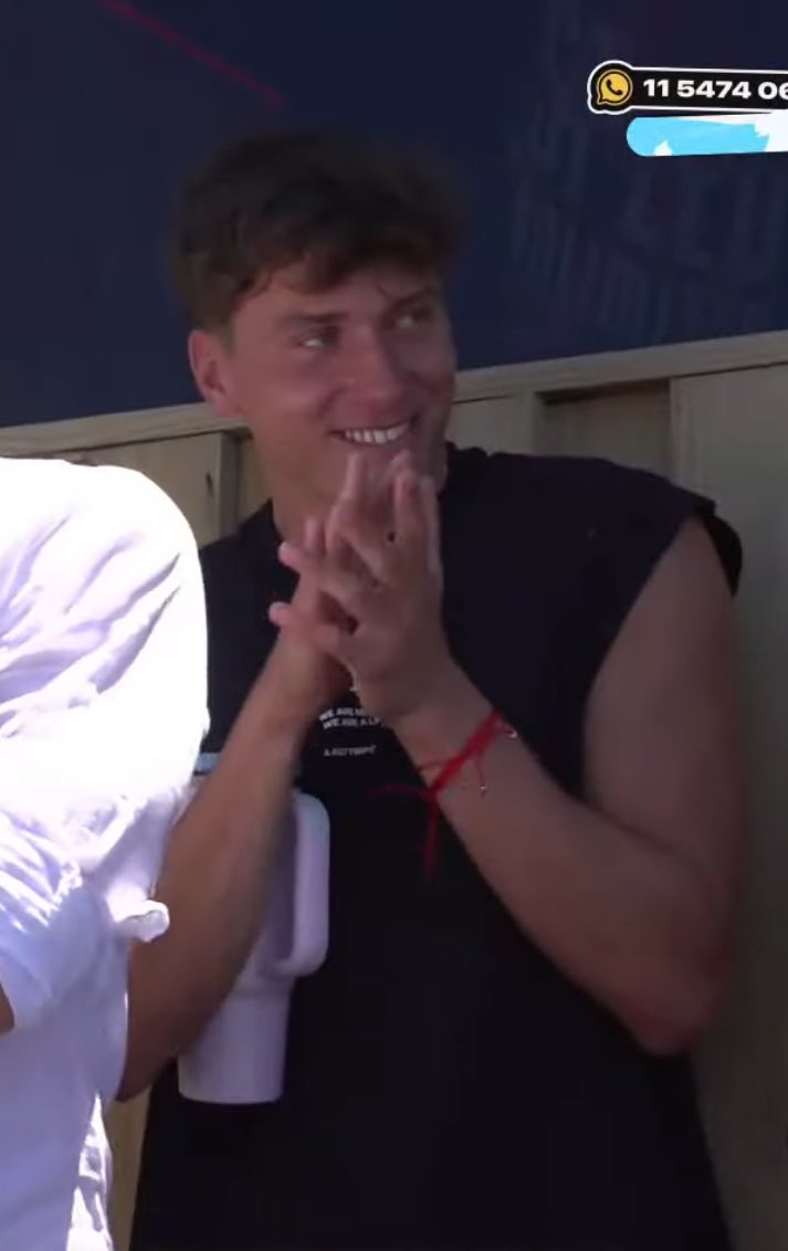 Amiga si te van a mirar así no lo sueltes nunca más