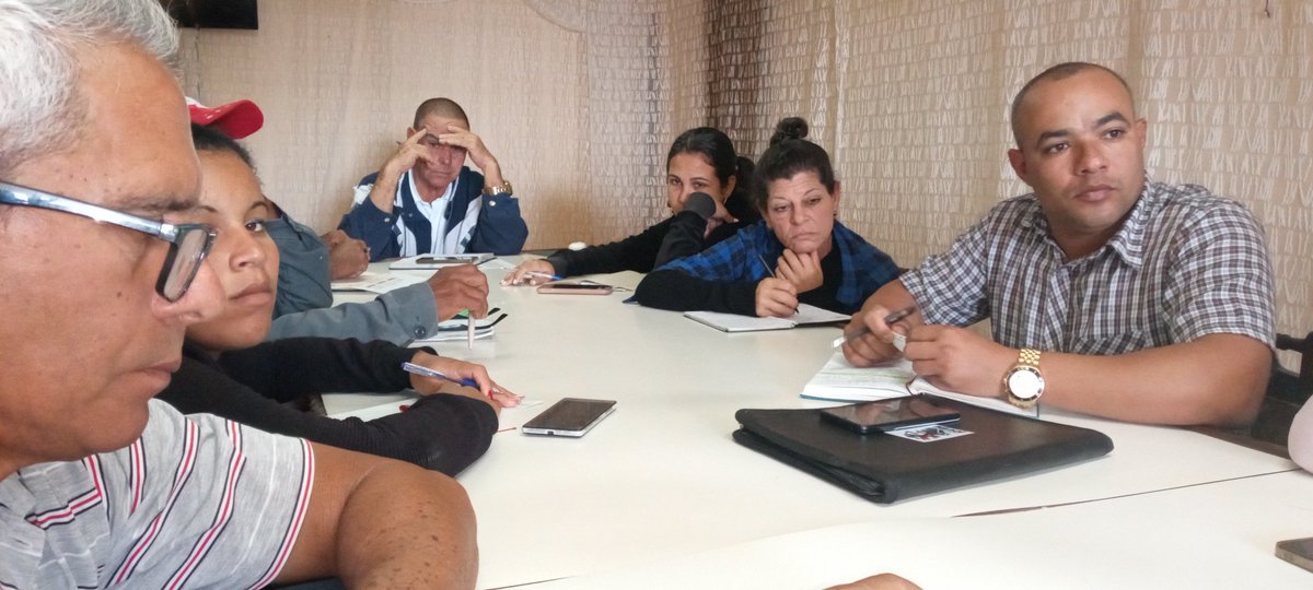 Se puntualiza en la sede del gobierno en #1roDeEneroDeVictorias con los cuadros las actividades de la semana. #CiegodeAvila #Cuba