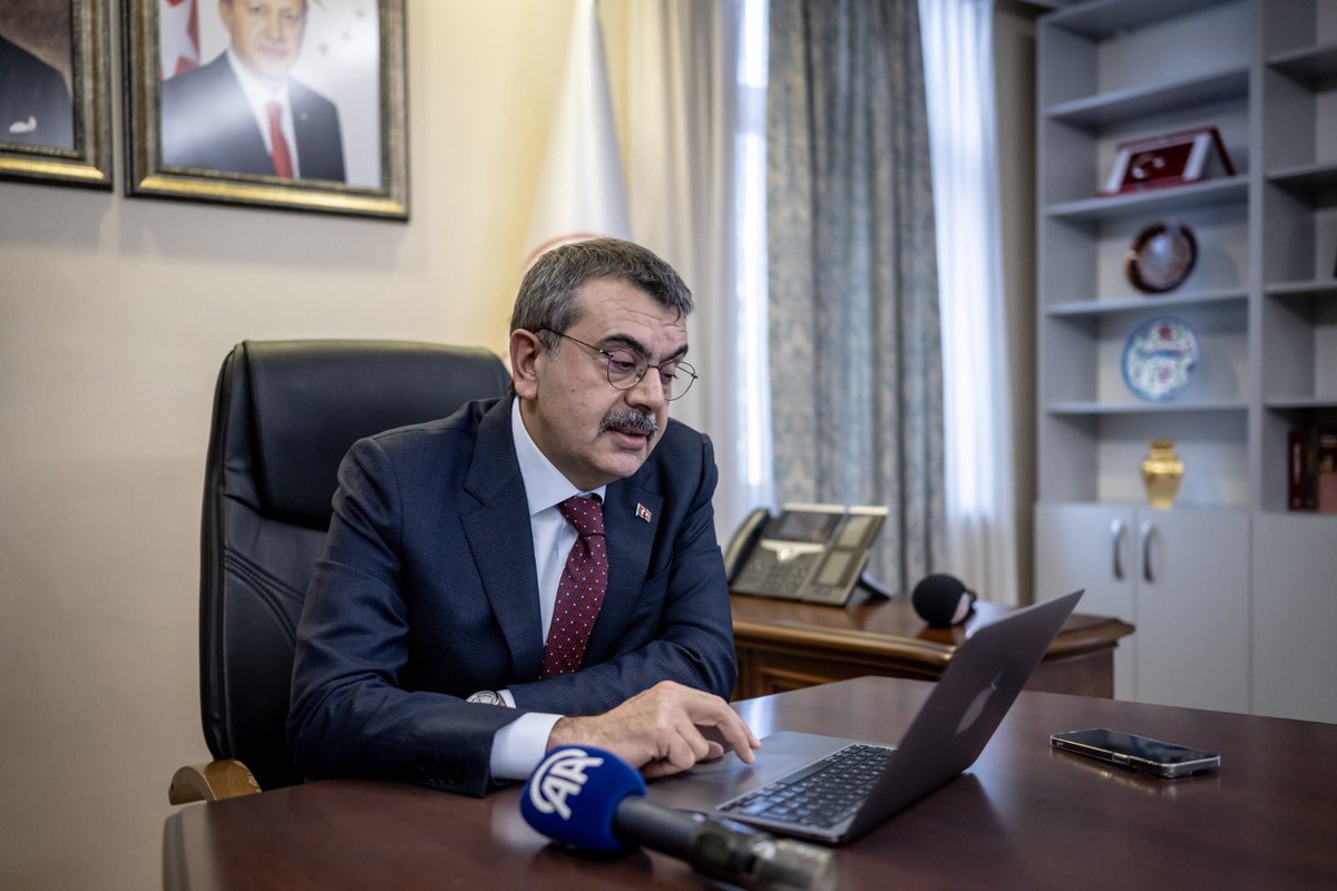 Millî Eğitim Bakanı <a href="/Yusuf__Tekin/">Yusuf Tekin</a>, Anadolu Ajansının “Yılın Kareleri” Oylamasına Katılarak “Gazze: Açlık”, “Haber”, “Doğal Yaşam ve Çevre”, “Spor”, “Günlük Hayat” ve “Portre” Kategorilerinde Seçim Yaptı 

👉🏻 meb.ai/zmcYTO