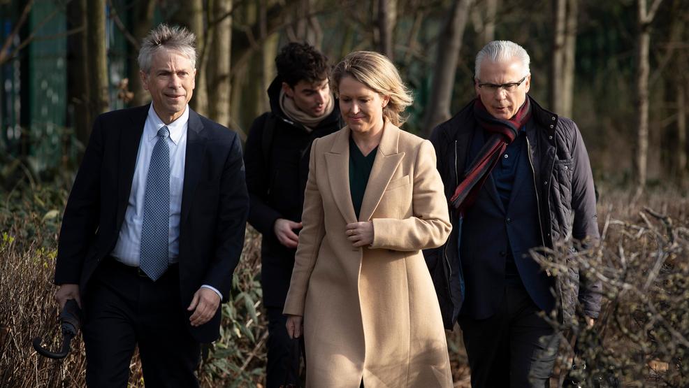 Atentos, muy atentos, a esta foto. A la izquierda, el abogado de Maduro, Barry Pollack. A la derecha, el juez Baltasar Garzón. Estrechos cooperadores en la defensa de Julian Assange. Aquí en Reino Unido en 2020...