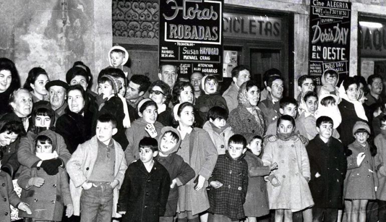 ¿POR QUÉ TENEMOS QUE PONERLE AGUA A LOS CAMELLOS?

Los rituales son importantes, muy importantes. Y si eres niño, más.  Quizá el concepto más complicado de aprender es el de tiempo. Mi hijo lleva 7 años luchando por comprenderlo. Lo manosea, hace como que lo entiende, se frustra.