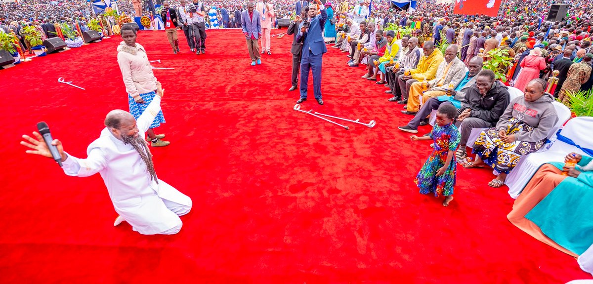 shalom_praise's tweet photo. Crowds gathering to witness what the Blood of Jesus does to mankind.#BloodOfJesusExalted https://t.co/gBvlYetJQv