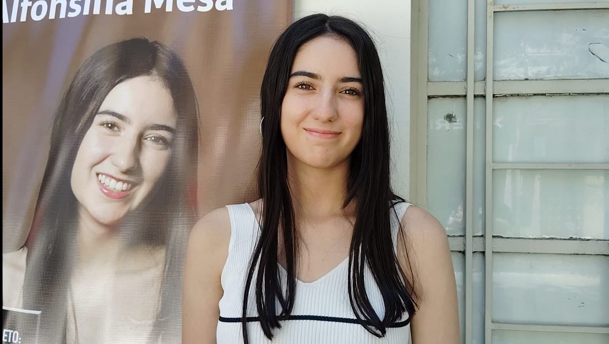 Aprovechando las horas previas a la llegada de Reyes Magos, la joven escritora Alfonsina Mesa se encuentra vendiendo libros de su autoría 📚📚📚