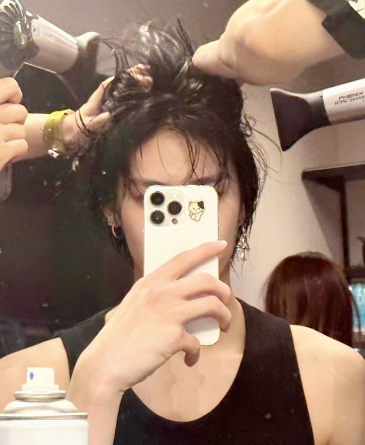 dawnsfey's tweet image. this is gonna sound crazy to new zeroses but back then ricky used to be SUPER active during ZB1's early debut days like he would chat on bubble almost every single day and he would regularly start random lives but it hasn't been the same eversince the incident with the manager 😔