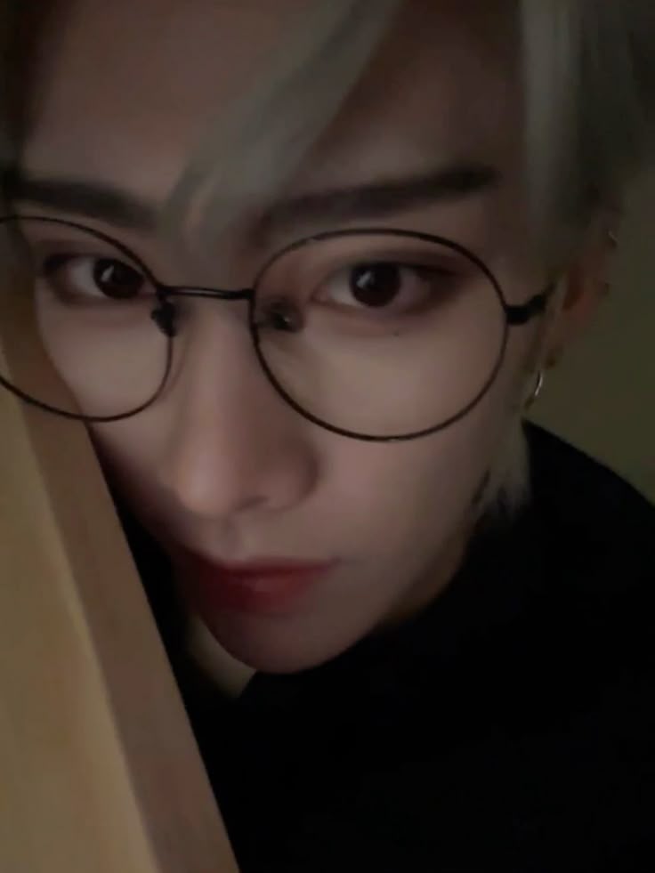 dawnsfey's tweet image. this is gonna sound crazy to new zeroses but back then ricky used to be SUPER active during ZB1's early debut days like he would chat on bubble almost every single day and he would regularly start random lives but it hasn't been the same eversince the incident with the manager 😔