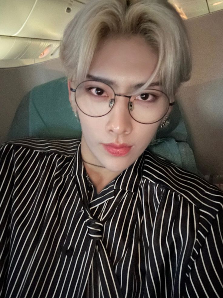 dawnsfey's tweet image. this is gonna sound crazy to new zeroses but back then ricky used to be SUPER active during ZB1's early debut days like he would chat on bubble almost every single day and he would regularly start random lives but it hasn't been the same eversince the incident with the manager 😔