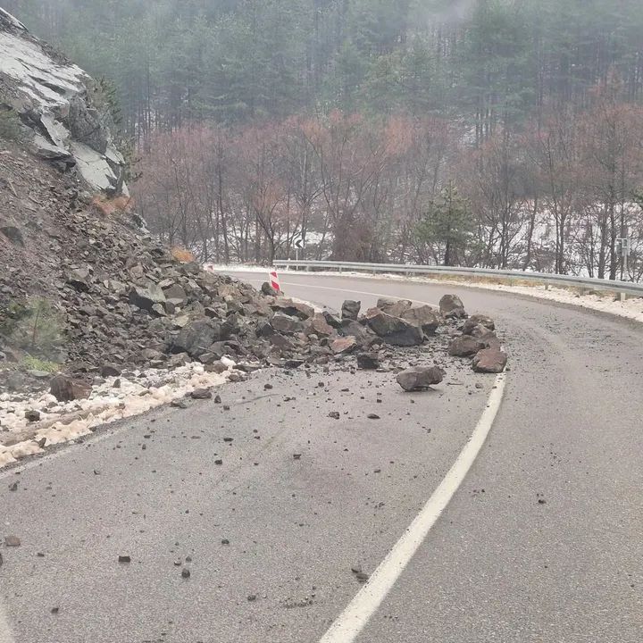 Odron na putu Brus Brzeće Kopaonik.
Selo Vlajkovci.
Oprezno vozite