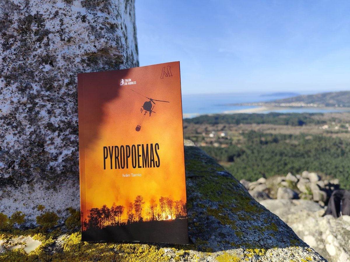 BH_LOMBA's tweet photo. Hai libros que se len.
E hai libros que arden.

Este comeza cun prólogo que non pide permiso.
Di as cousas polo seu nome.
Fala dos bombeiros forestais que non sempre son vistos,
dos que traballan onde non hai aplausos,
dos que cargan co lume no verán
e co silencio o resto do ano. https://t.co/aAe0eZj377