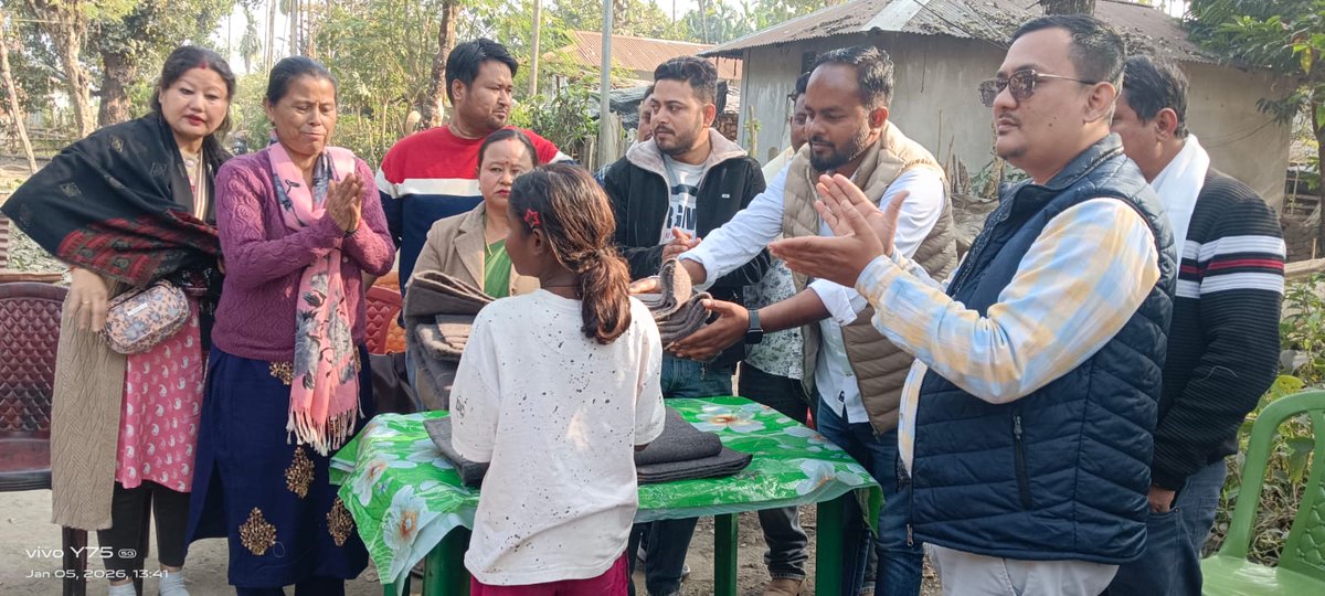 AITCakashH's tweet image. Celebrated Hon’ble CM Ms. @MamataOfficial ’s 71st birthday with the people at Jattu Line, Dalsingpara (Kalchini Block). Warm clothes distributed to the needy—service, compassion, and care at heart. 💖

#HappyBirthdayDidi #MamataBanerjee #Kalchini #ServiceBeforeSelf #JoyBangla