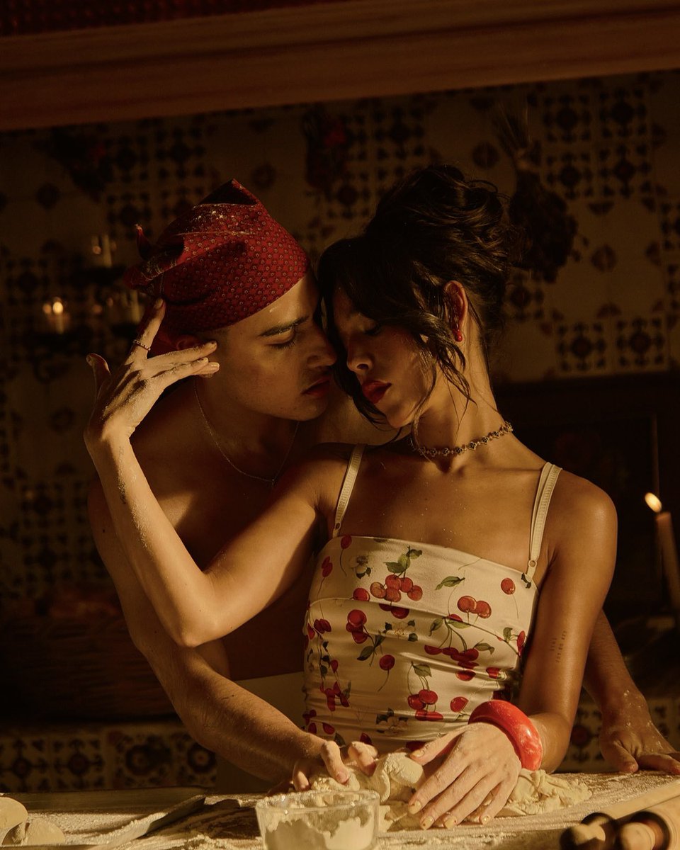 🗣️: Que??? 800 pesos la rosca de reyes??? Pues quien la hizo ???
Los panaderos : 🥐🥖💕