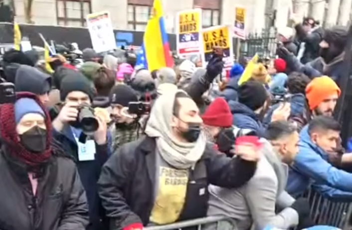 En Nueva York, se reunió un grupo de gente vestidos con los colores de Venezuela a defender a Maduro.

Ninguno es venezolano.