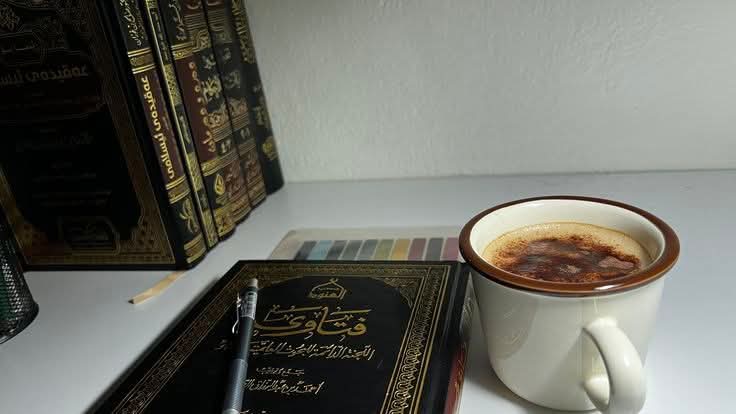 - ﻗﺎﻝ ﻣﺠﺎﻫﺪ ﺑﻦ ﺟﺒﺮ - رحمه الله :
ﺍﻟﻔﻘﻴﻪ ﻣَﻦ ﻳﺨﺎﻑ ﺍﻟﻠﻪ ﻭﺇﻥ ﻗَﻞّ ﻋِﻠْﻤﻪ، 
ﻭﺍﻟﺠﺎﻫﻞ ﻣَﻦ ﻋﺼﻰ ﺍﻟﻠﻪ ﻭﺇﻥ ﻛﺜﺮ ﻋِﻠْﻤﻪ.
- اﻟﺒﺪﺍﻳﺔ ﻭﺍﻟﻨﻬﺎﻳﺔ (٢٥٥/٩) 🍁🪞
