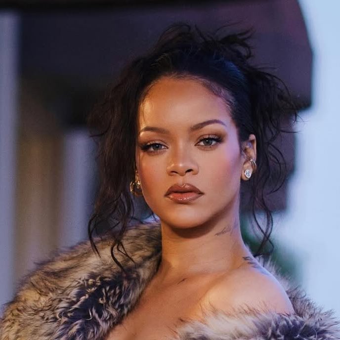 choquei's tweet image. 🚨BRASIL: Segundo insider, Rihanna está negociando para se apresentar em Copacabana.