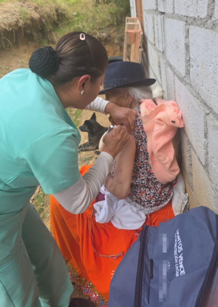 #Sígsig | En la comunidad de Collana, parroquia Ludo, fortalecemos la prevención mediante la vacunación contra la influenza, dirigida a grupos vulnerables como adultos mayores, gestantes y personas con enfermedades crónicas. 💉🩺
 #ElNuevoEcuador