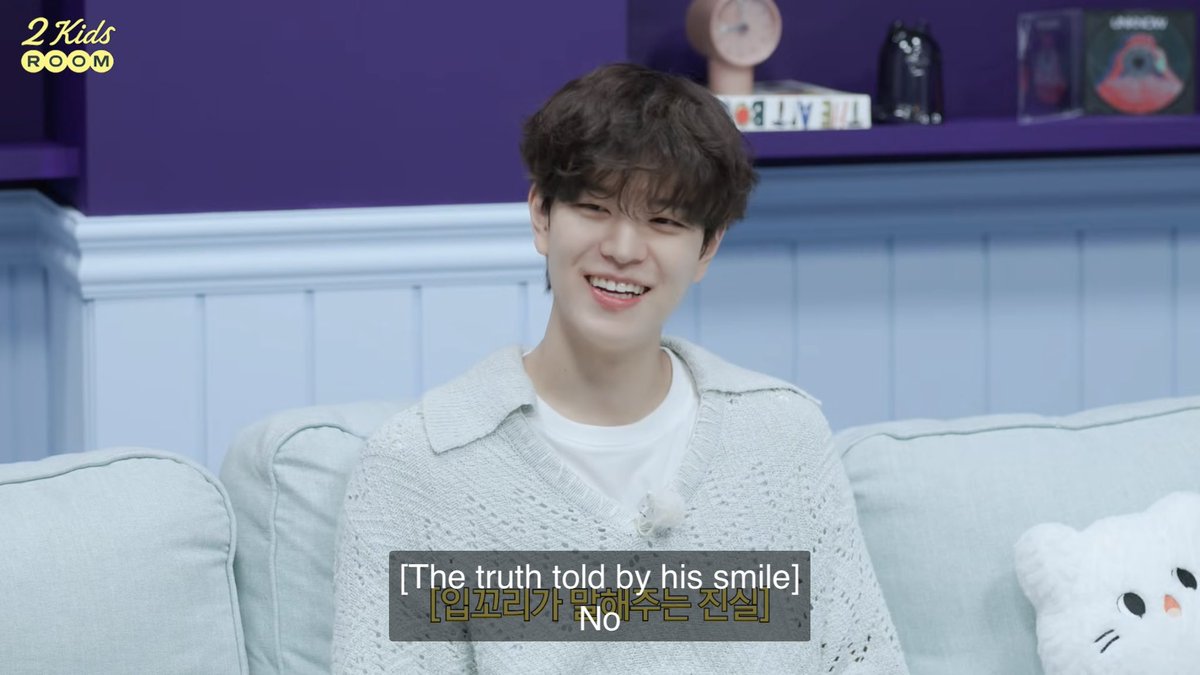 seungvisual's tweet image. seungmin saying he didnt like getting his butt touched by lee know while having the biggest smile on his face
