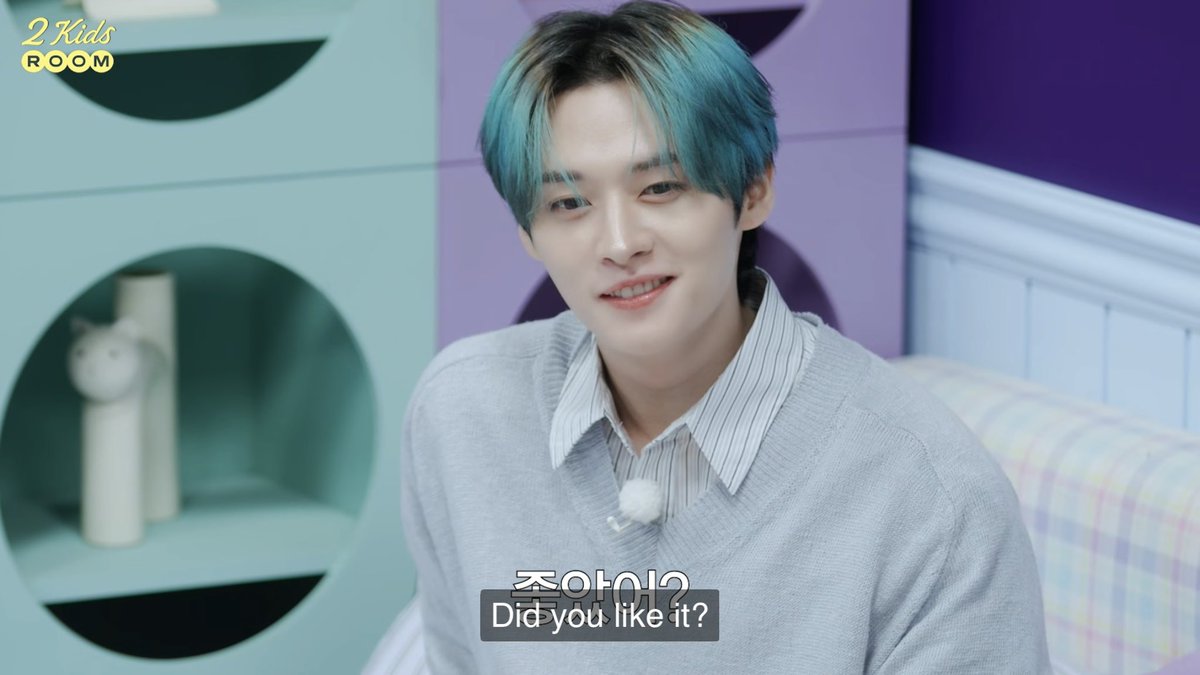 seungvisual's tweet image. seungmin saying he didnt like getting his butt touched by lee know while having the biggest smile on his face