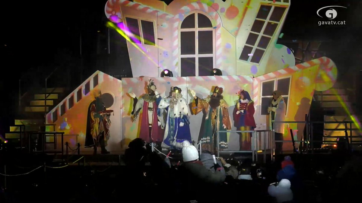 No heu pogut ser a la plaça de Jaume Balmes? Doncs aquí i només aquí podeu veure l'espectacle íntegre de l'arribada de Ses Majestats d'Orient a #Gavà.
👉 gavatv.cat/arribada-dels-…