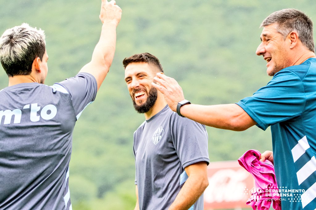 Arrancó la pretemporada 2026 en el Gigante del Norte, bajo el mando de Fernando Quiroz.
Primer día de trabajos físicos, con pelota, los refuerzos y 2 juveniles del club promovidos al plantel superior.

#VamosAlbo