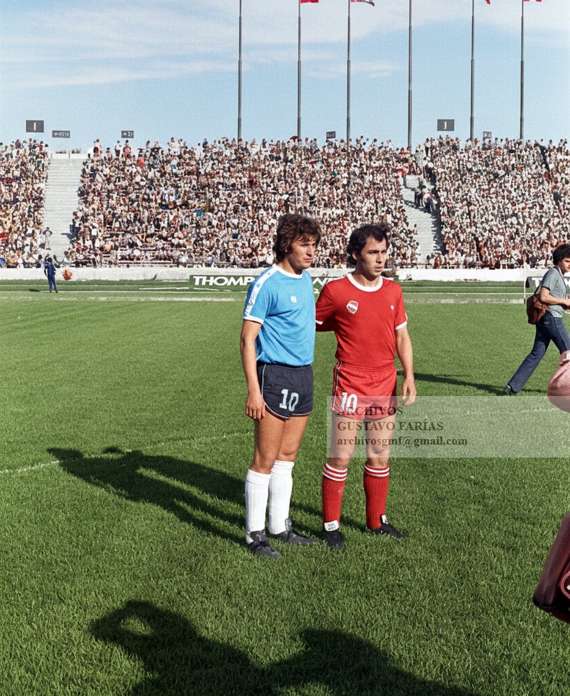 #UnaFotoCualquiera
7 de diciembre de 1980. Estadio Córdoba. Roberto Gasparini y Ricardo Bochini, el día que <a href="/ClubARacing/">Club Atlético Racing</a> sacó a bailar a Independiente por la semifinal del Campeonato Nacional (4-0). Al margen de eso... qué par de jugadores !!!