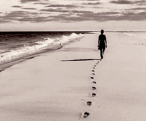 Sevdiklerinle bazen arana 
Mesafe koyman gerekir

Mesafeli olmak konuşarak Anlatamadıklarının en anlamlı 
Anlatım biçimidir.

İyi geceler