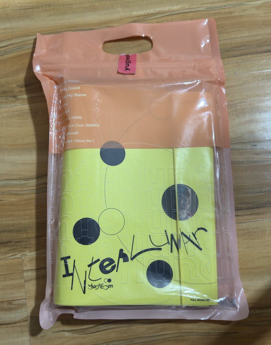 igot7ly's tweet image. pov: yugyeom'un albumu bi yere sigdirmaya calisiyorum ama jinyoung'un gotunden de buyuk