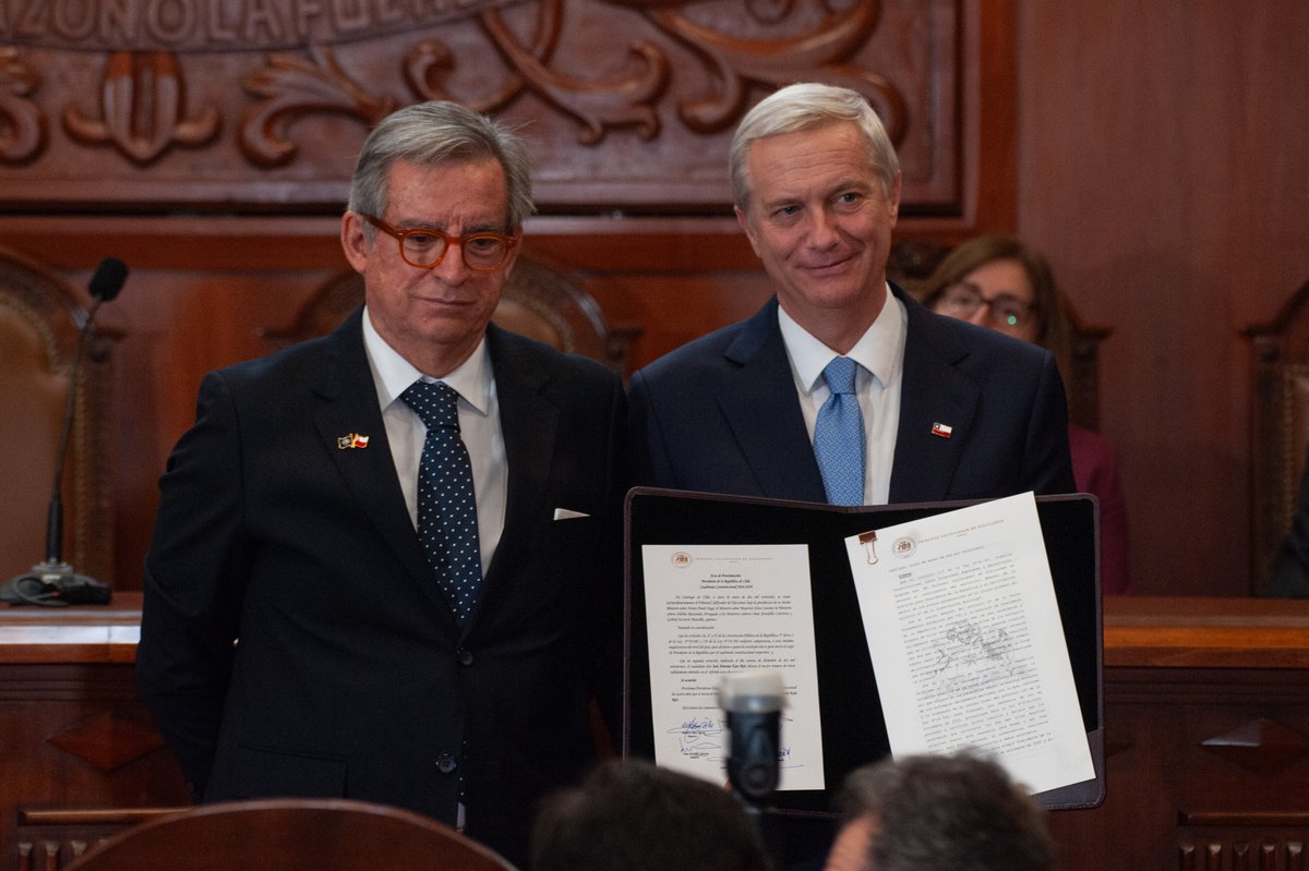 🔴 AHORA | Tricel proclama a José Antonio Kast como presidente electo de la República: "Vamos a ordenar la casa"

 » theclinic.cl