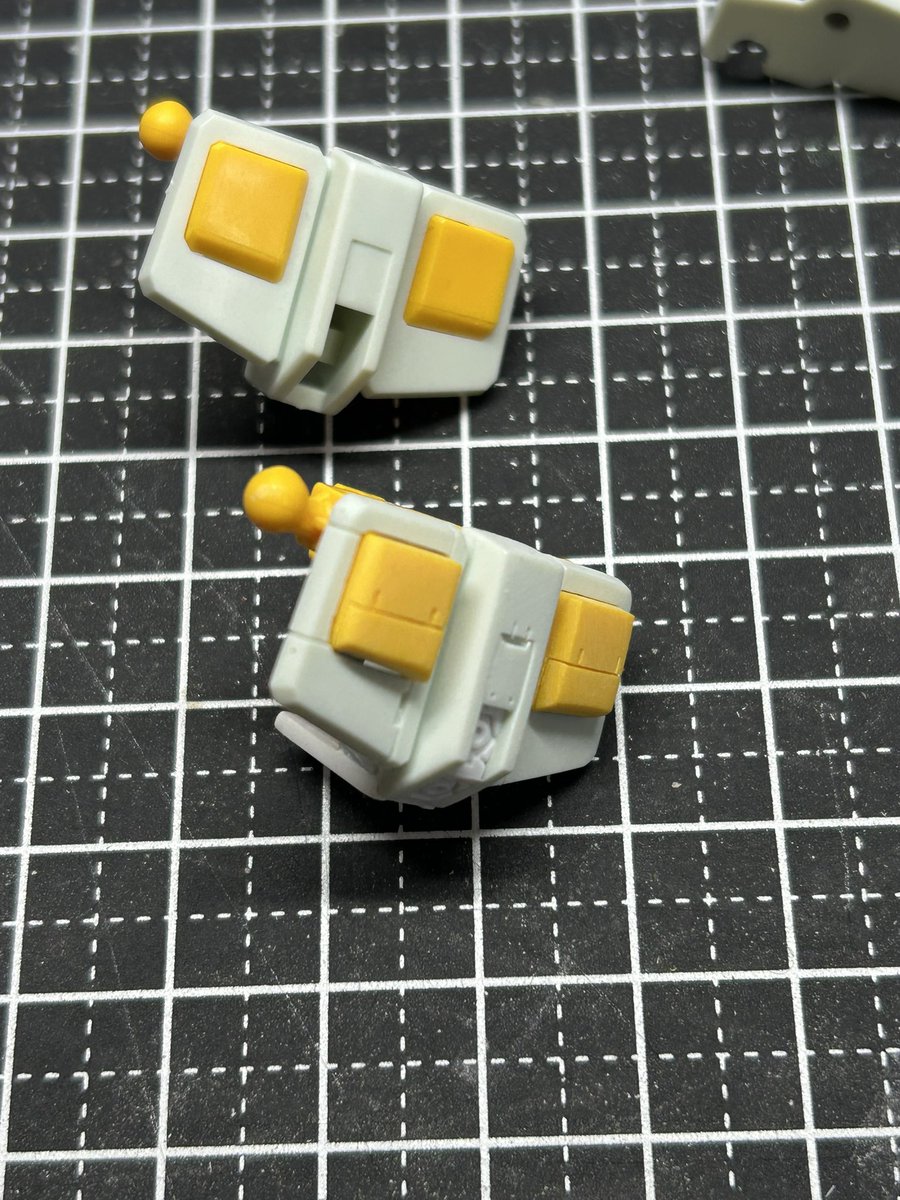 コウジ兄よりヤスリの指導受けてきたので忘れんうちに実践！

写真写すの下手で全然丸まってるみたいに見えるwwww

とりま腰裏のディテールはこんなもんで！！

おやすみなさいませ💤

#プラモデルライフ
#ガンプラ
#エントリーグレード